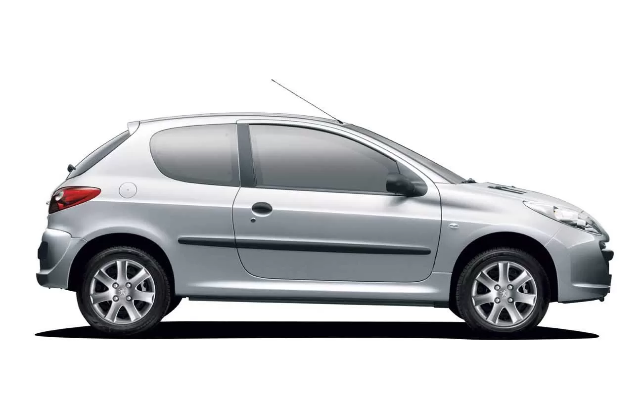 Com dimensões urbanas, o Peugeot 207 Active 1.4 8V destaca-se com 3872 mm de comprimento, 1669 mm de largura, 1446 mm de altura e distância entre-eixos de 2443 mm. Peso de 1045 kg, oferecendo agilidade e facilidade nas manobras.