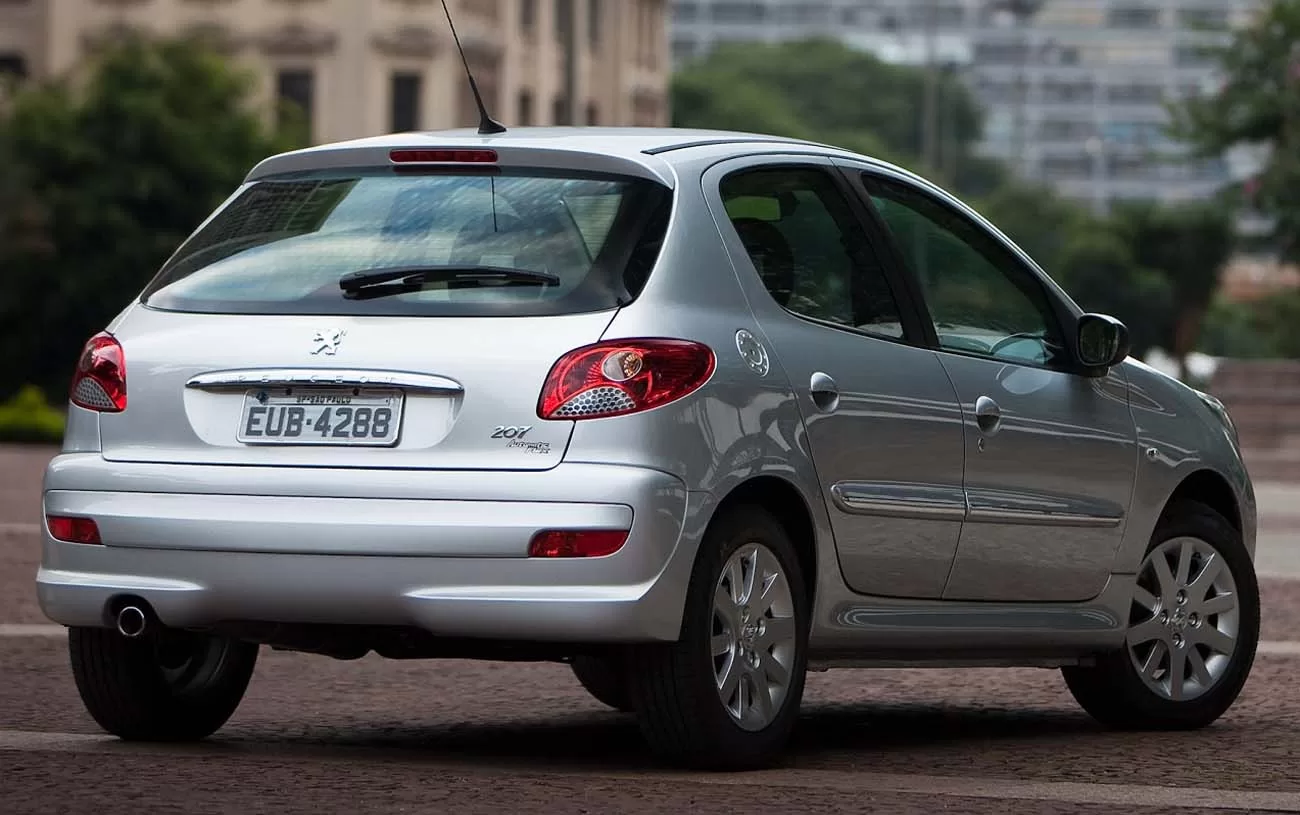 Motor: Com motor de 1.6 litros, 4 cilindros em linha, aspiração natural e código TU5JP4, oferece potência e torque adequados.