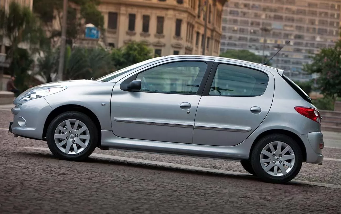 Compacto e ágil, o Peugeot 207 possui dimensões equilibradas: 3872 mm de comprimento, 1669 mm de largura, 1446 mm de altura e 1156 kg de peso. Essas medidas proporcionam facilidade de manobra e eficiência no consumo de combustível.