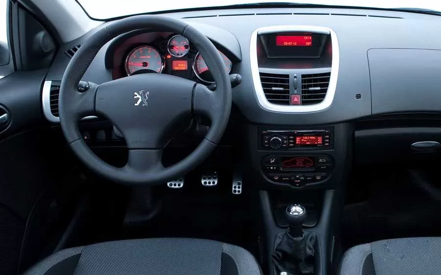 No interior, o Peugeot 207 Quiksilver 1.6 16V proporciona conforto e tecnologia.