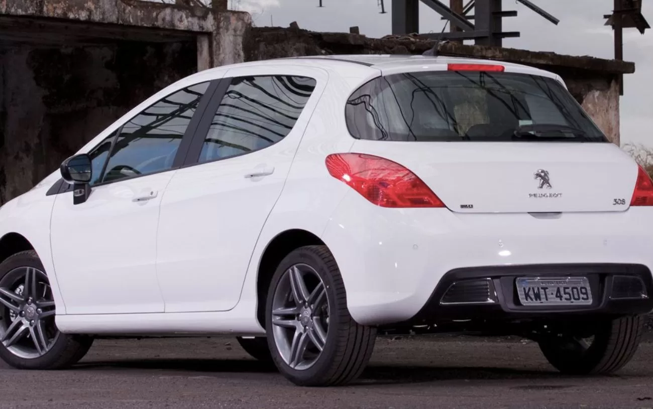 Desempenho, Motor e Transmissão: Este carro oferece uma velocidade máxima de 215 km/h e uma suspensão que combina conforto e estabilidade.

