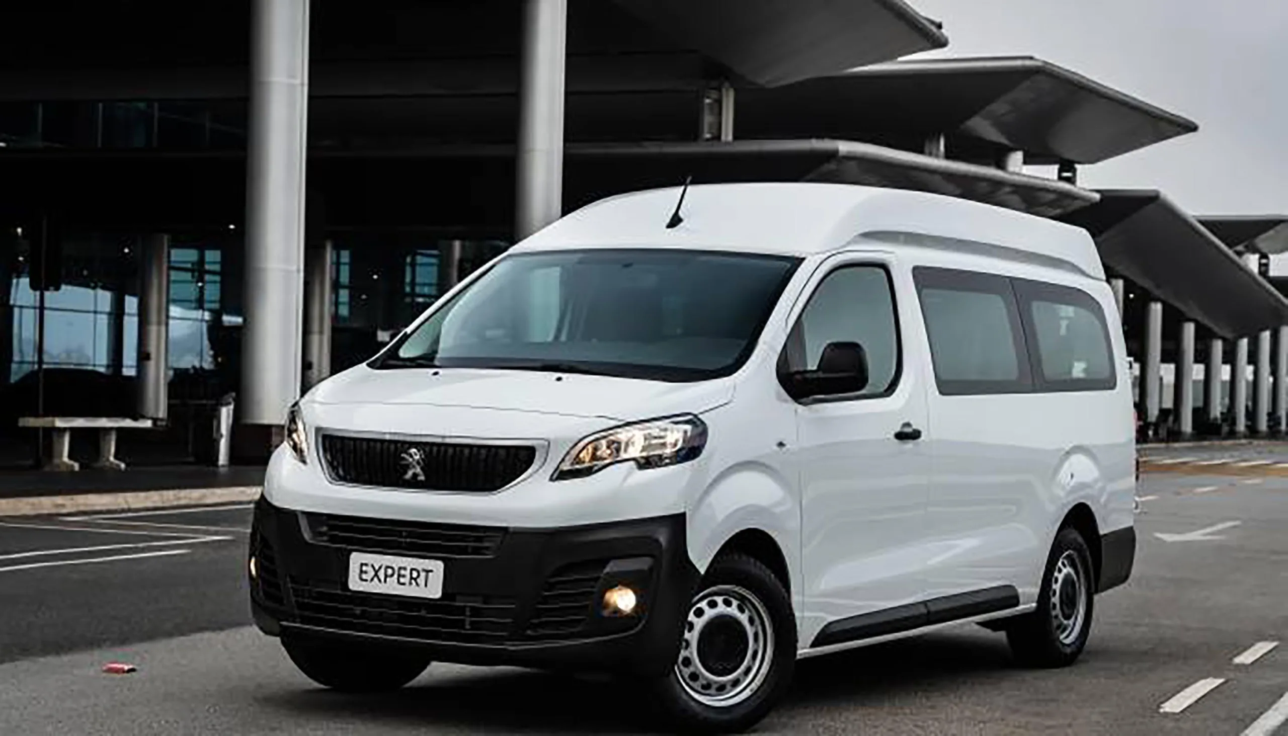 O motor 1.6 turbodiesel de 115 cv e 30,6 kgfm privilegia força em baixa, suficiente para cidade e estrada mesmo com passageiros.
