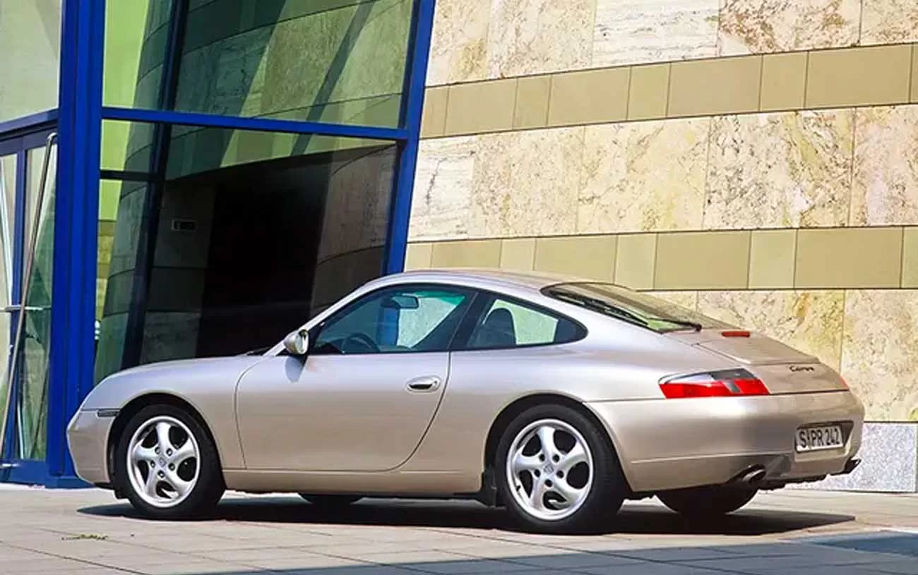 Desempenho: O Porsche 911 Carrera 3.4 oferece um desempenho emocionante, atingindo 0 a 100 km/h em 5,2 segundos e uma velocidade máxima de 280 km/h.