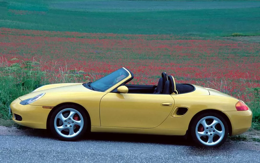 Considerando o panorama de um carro esportivo usado, o Porsche Boxster S 3.2, ano 2003, emerge como uma opção intrigante para entusiastas automotivos em busca de desempenho e estilo.