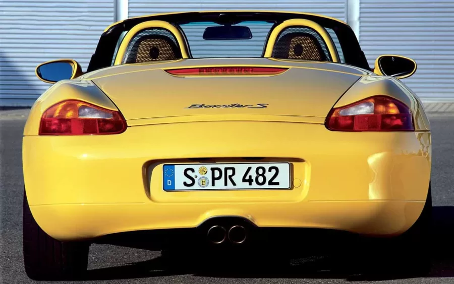 Equipado com um motor de seis cilindros opostos horizontalmente, este veículo entrega 252 cavalos de potência e um torque de 31,1 kgfm, resultando em uma aceleração de 0 a 100 km/h em apenas 5,9 segundos, alcançando uma velocidade máxima de 260 km/h.