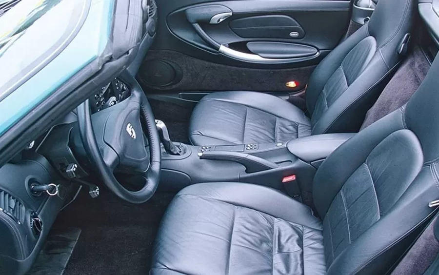 Sua transmissão manual de 6 marchas oferece uma experiência de direção envolvente e prazerosa.