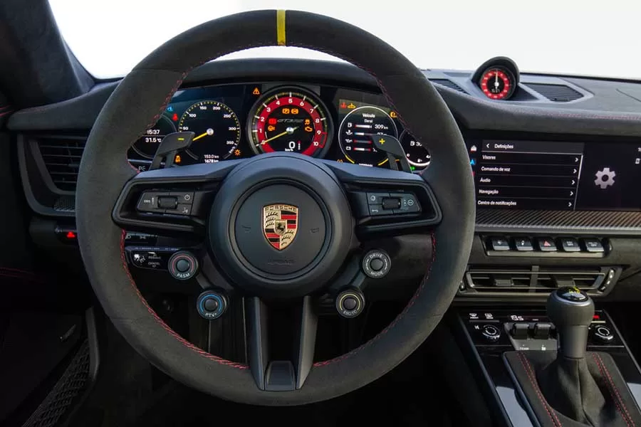 O coração do novo 911 GT3 RS é um motor boxer de seis cilindros, naturalmente aspirado, com capacidade cúbica de 4 litros, gerando uma potência impressionante de 386 kW (525 cv).