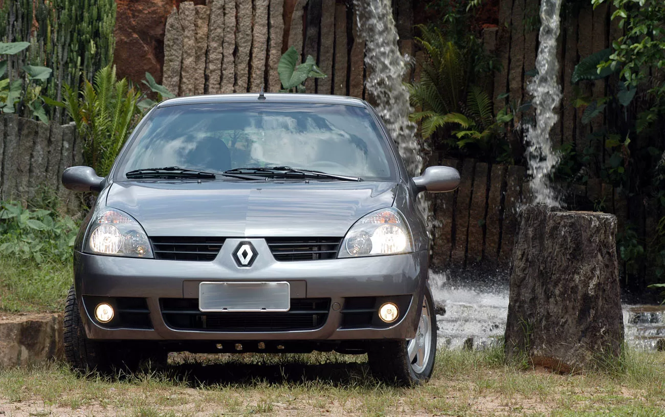 Desempenho: O Clio Sedan Expression 1.6 16V 2006 alcança 194 km/h de velocidade máxima e vai de 0 a 100 km/h em 9,7 segundos.