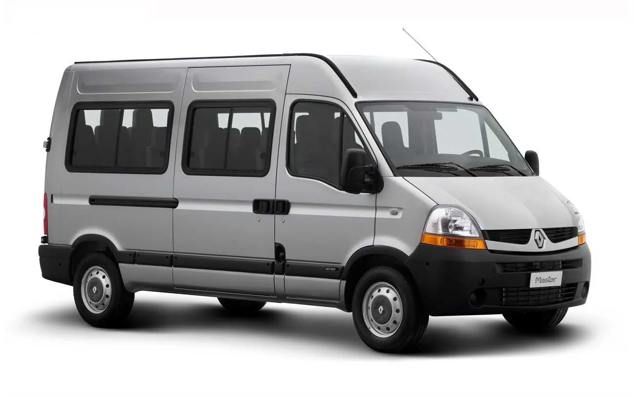 Desempenho: O Renault Master Minibus 2.5 oferece uma performance equilibrada para transporte de até 16 passageiros, com velocidade máxima de 145 km/h e aceleração de 0 a 100 km/h em 16,5 segundos.