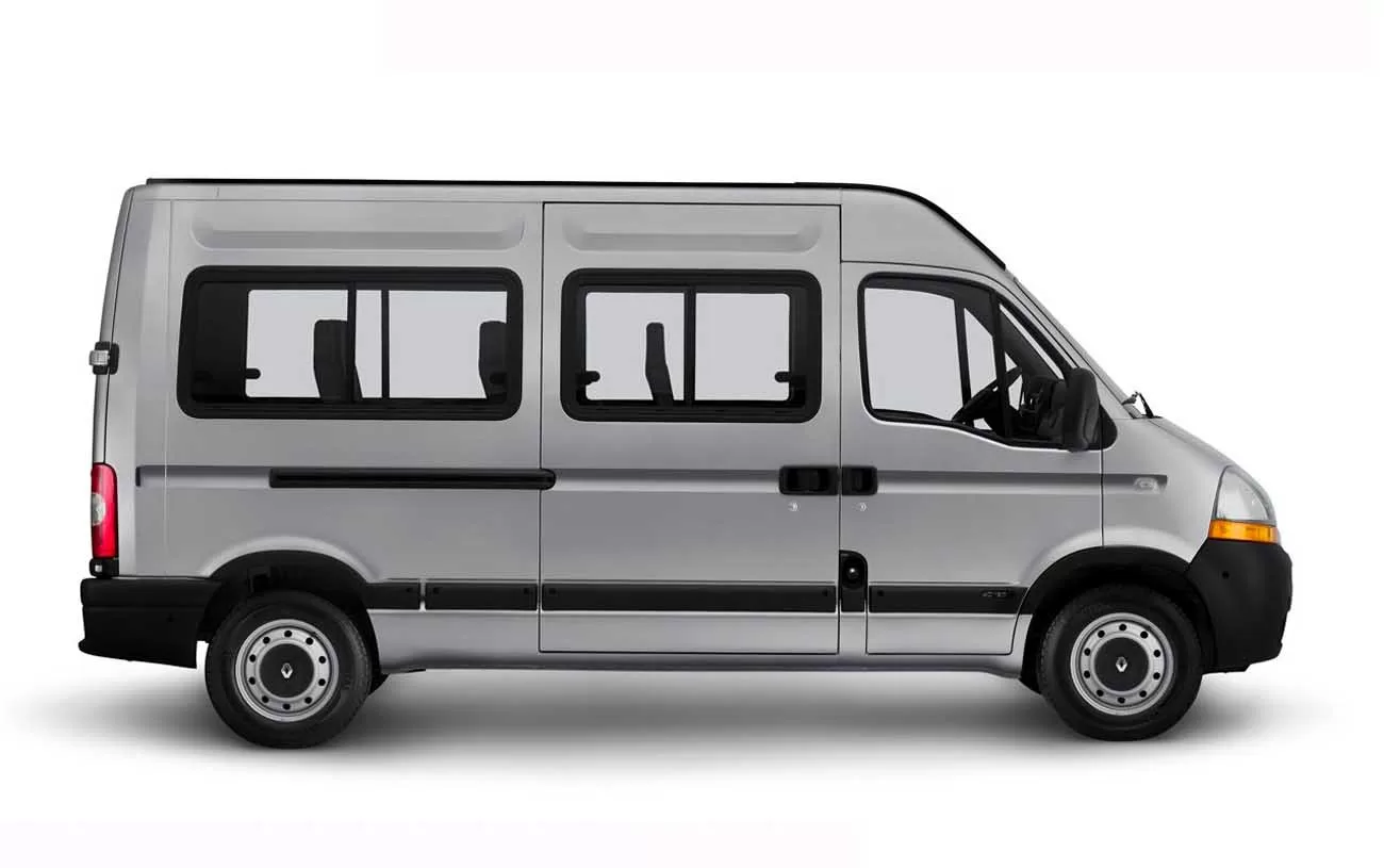 O Renault Master Minibus 2.5 apresenta dimensões de 5399 mm de comprimento, 1990 mm de largura e 2486 mm de altura, com peso de 2250 kg, proporcionando espaço generoso e capacidade para até 16 passageiros.