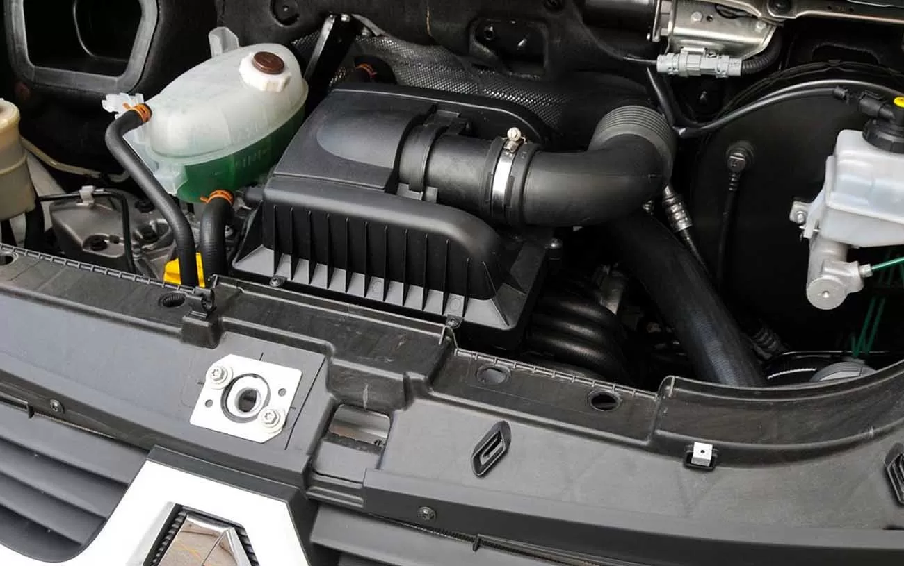 Motor: Com motor diesel de 2.5 litros, 4 cilindros em linha, disposição transversal, código G9U, alimentação por injeção direta, entrega 115 cv de potência e torque máximo de 29,6 kgfm a 1600 rpm, ideal para cargas pesadas.