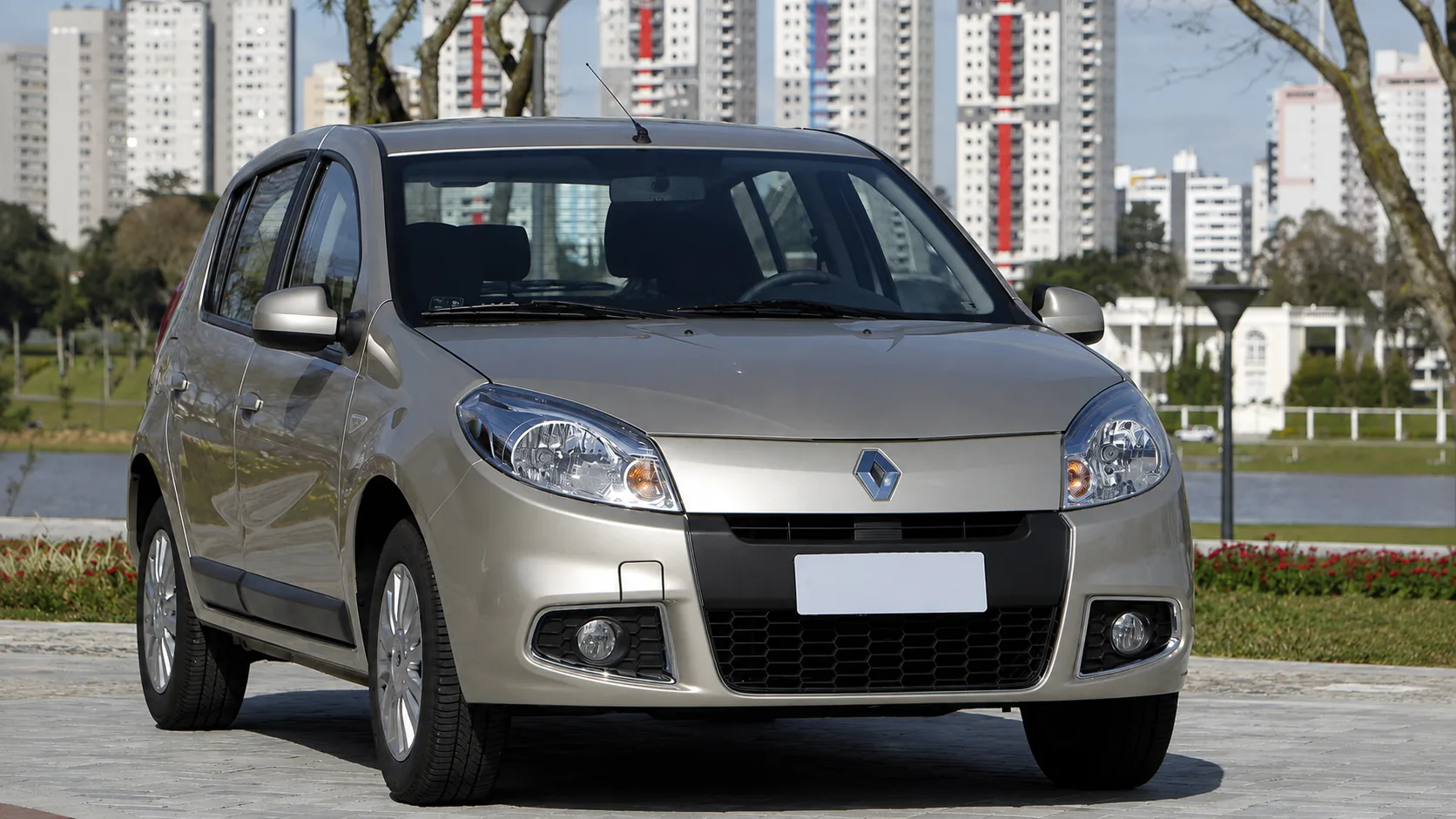 Poucos sonharam com um Renault Sandero na infância, mas milhares lembram de um nas férias da família, e talvez isso diga mais sobre o carro do que qualquer ficha técnica.