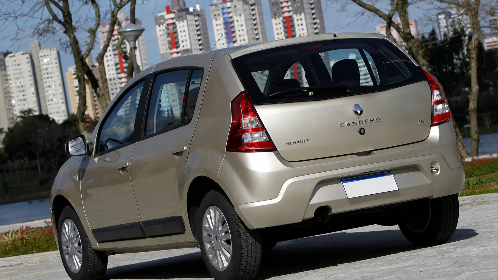 Na cidade faz 7,1 km/l no etanol e 9,2 km/l na gasolina; na estrada chega a 9,8 e 12,7 km/l, com 50 litros e até 635 km de autonomia.