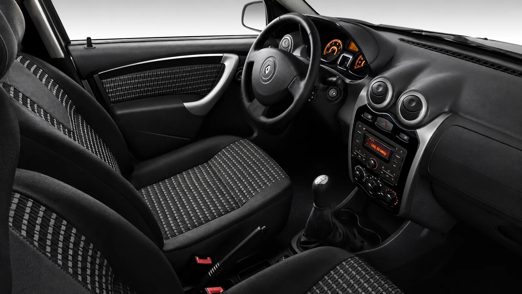 ABS e airbags frontais cuidam do básico, enquanto direção assistida, volante regulável e tomada 12 V lembram uma época bem menos digital.