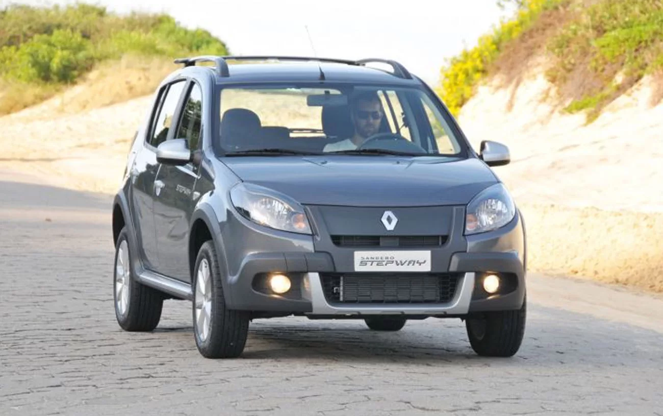 Desempenho: Renault Sandero Stepway 1.6 8V 2013 oferece potência e velocidade máxima de 174 km/h, proporcionando uma condução dinâmica.