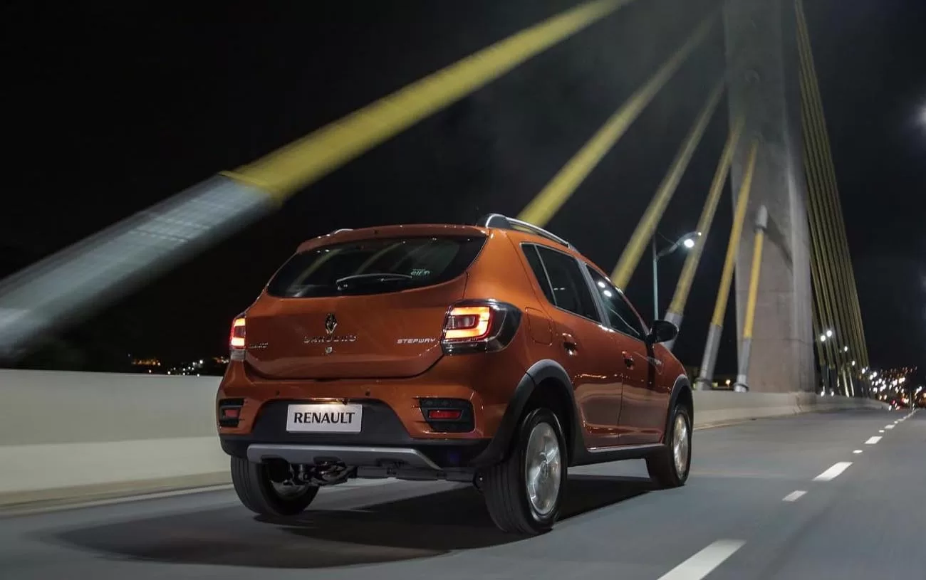 Desempenho: O Sandero Stepway 1.6 8V EasyR 2015 atinge 169 km/h de velocidade máxima e acelera de 0 a 100 km/h em 11,4 segundos.