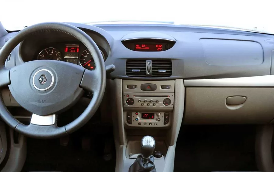 Interior do Renault Symbol Expression 1.6 16V 2011