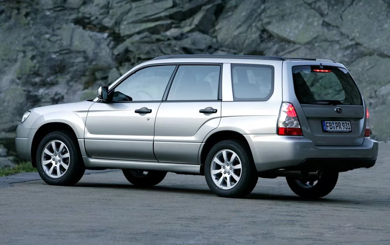 Desempenho: O Subaru Forester LX 2.0 2008 oferece desempenho sólido, com 158 cv e 1994 cm³ de deslocamento.