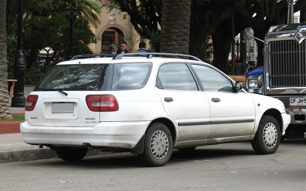 Com motor de 4 cilindros em linha, transversal, código G16B, aspiração natural e alimentação por injeção multiponto, produz potência de 96 cv e torque máximo de 13,7 kgfm.