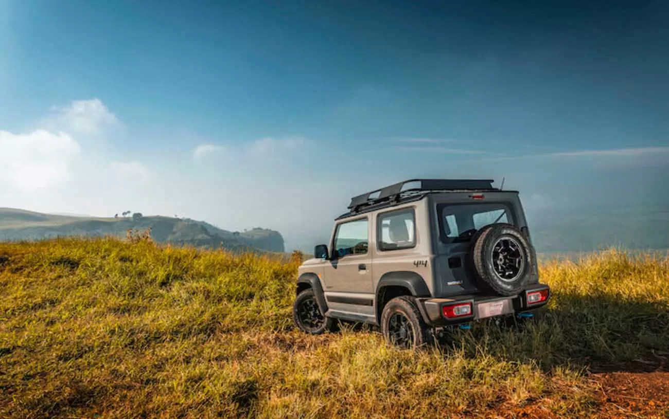 O Suzuki Jimny Sierra 4Sport 1.5 AT apresenta medidas compactas: 1844 mm de altura, 1645 mm de largura, 3645 mm de comprimento e peso de 1100 kg. Essas dimensões favorecem sua agilidade em diversos terrenos.