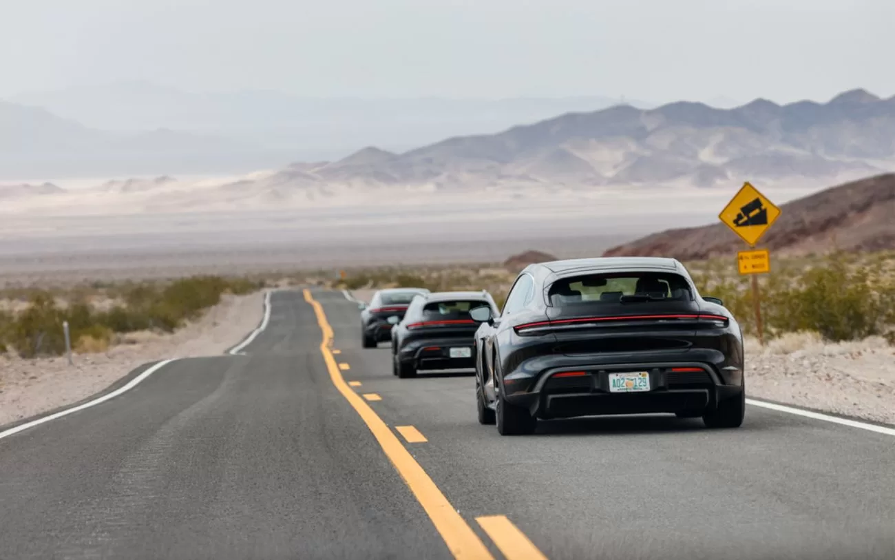 O Porsche Taycan, carro esportivo elétrico, está prestes a ser lançado, após passar por testes finais impressionantes.