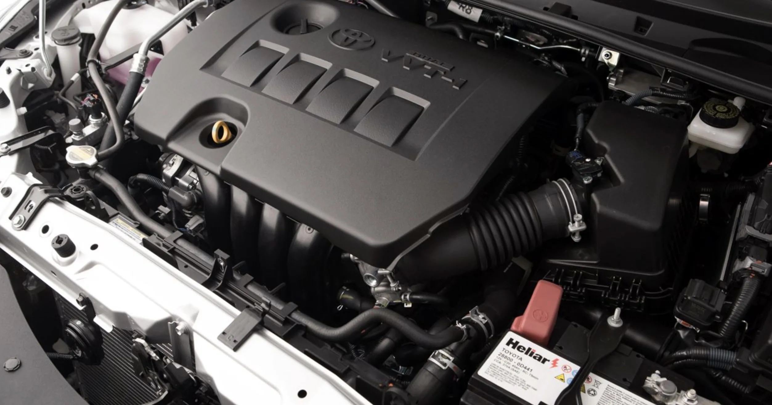 O motor 1.8 flex aspirado rende até 144 cv e trabalha focado em suavidade, com desempenho suficiente na cidade e segurança nas retomadas de estrada.