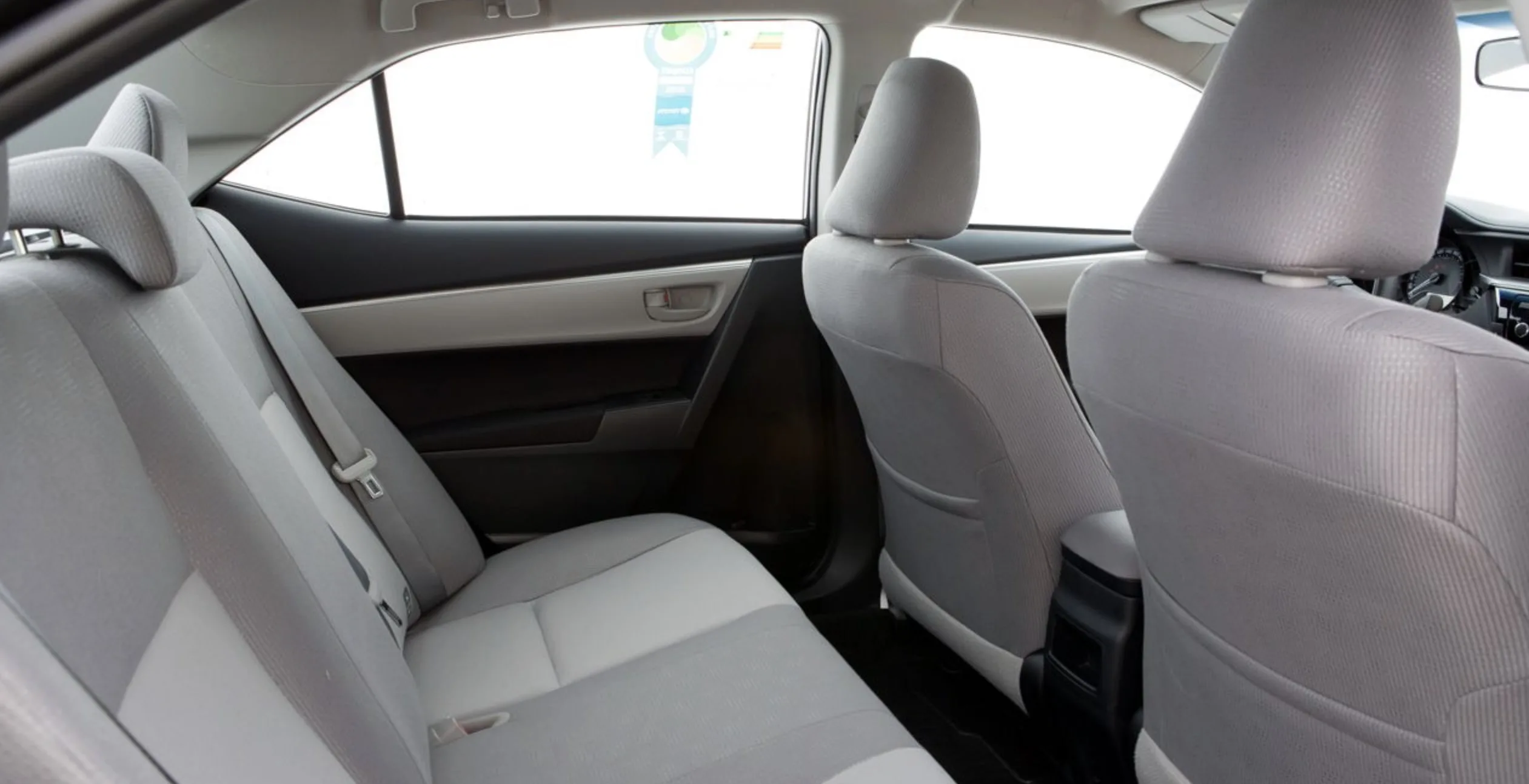 Interior espaçoso para cinco adultos, porta-malas de 470 litros e rodar macio fazem sentido para viagens longas e uso familiar sem aperto.