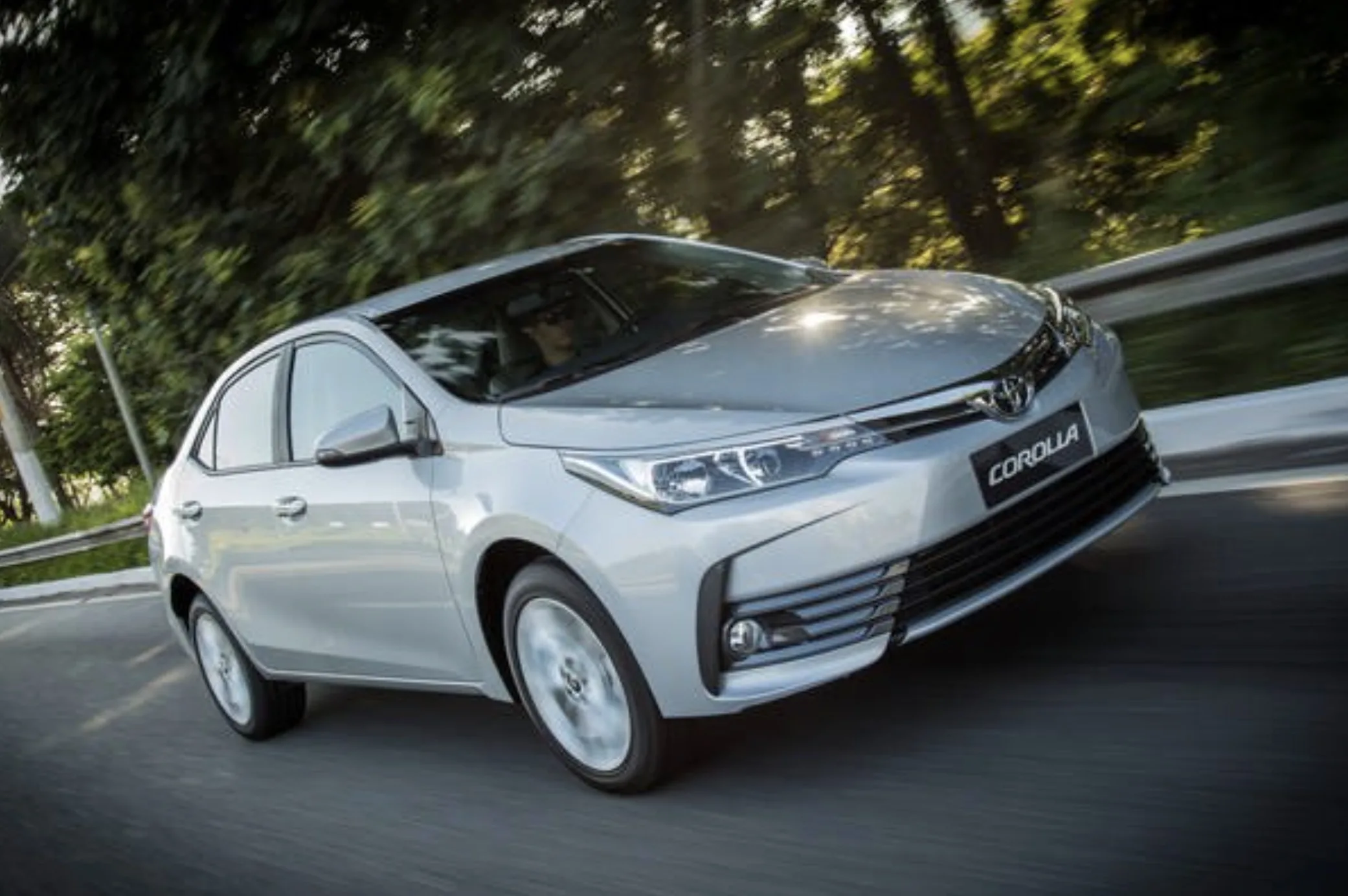 O Corolla GLi Upper 2018 atende quem quer sedã confortável, silencioso e previsível, bom para rotina urbana, viagens em família e baixa dor de cabeça no uso diario.