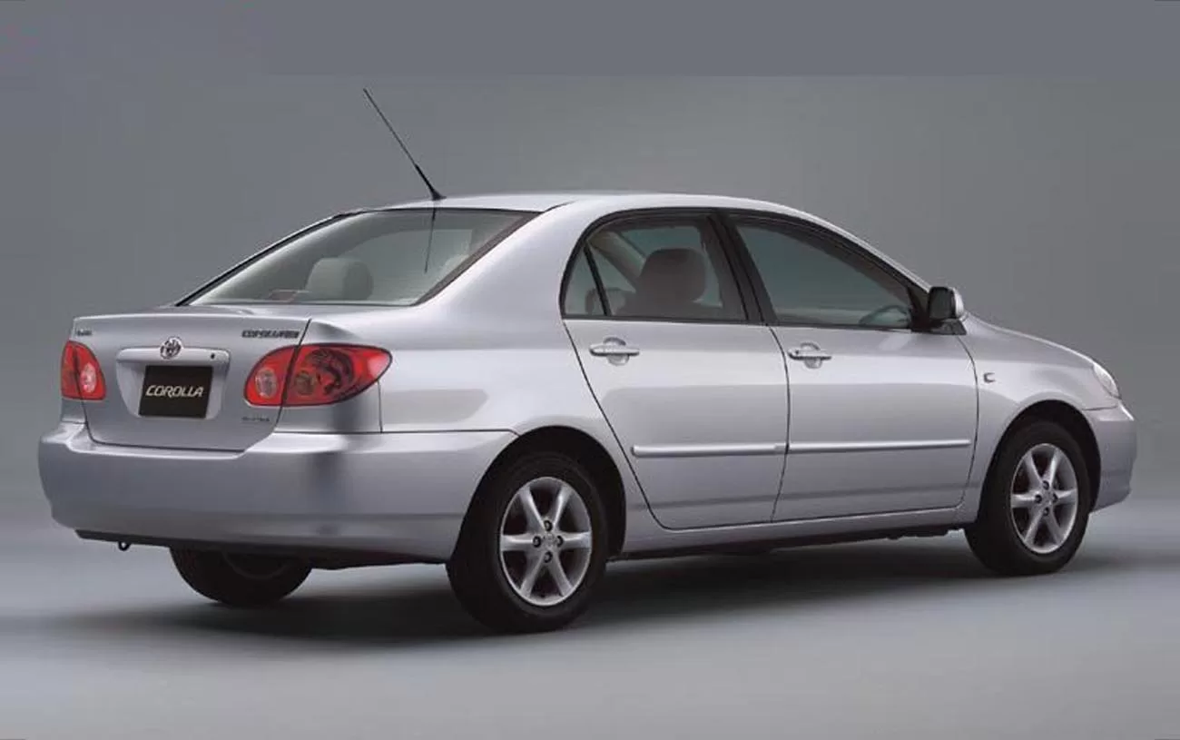 Desempenho: O Toyota Corolla SE-G 1.8 AT de 2005 oferece excelente desempenho com potência de 136 cv e aceleração de 0 a 100 km/h em 12,4 segundos.