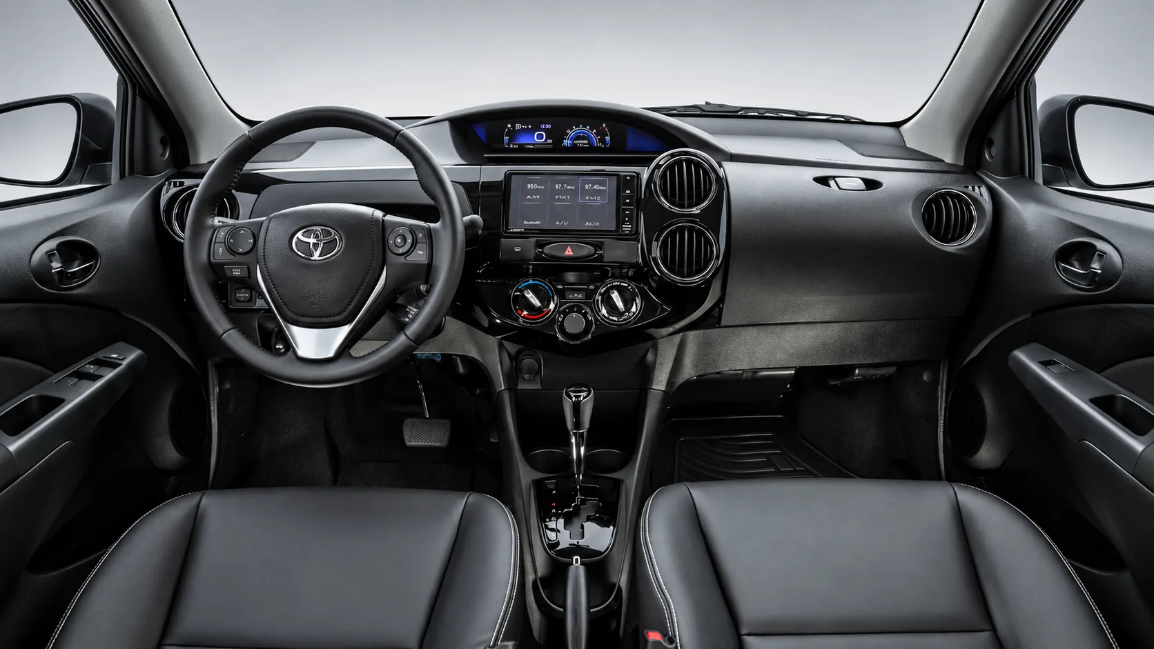 A direção elétrica é leve, a tração dianteira previsível e o automático de 4 marchas com conversor de torque deixa a condução tranquila.