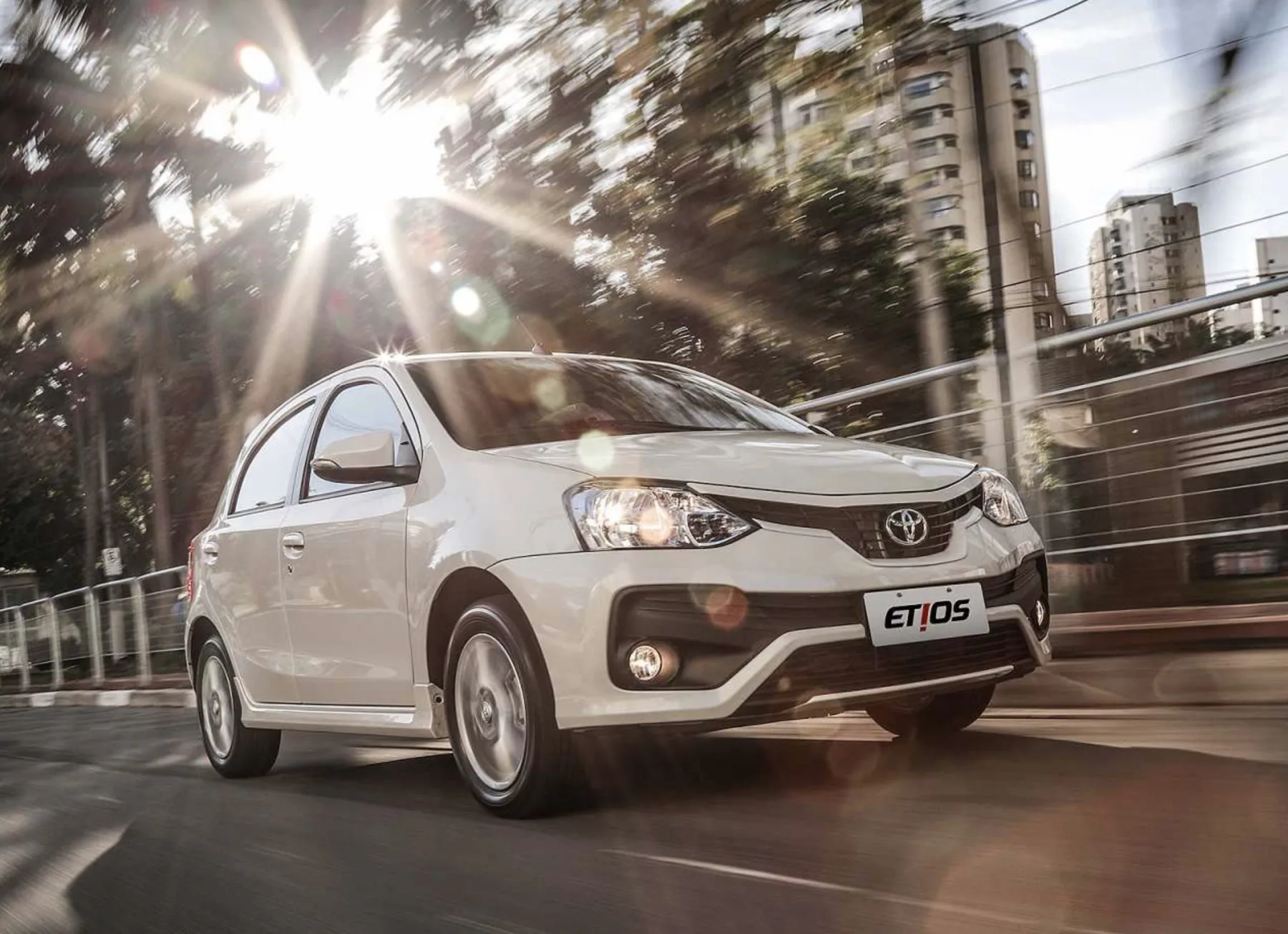 O Toyota Etios não conquistou o Brasil pelo visual, mas pela mecânica simples e pela resistência no trabalho diário, qualidades que ainda fazem diferença na compra de um usado.