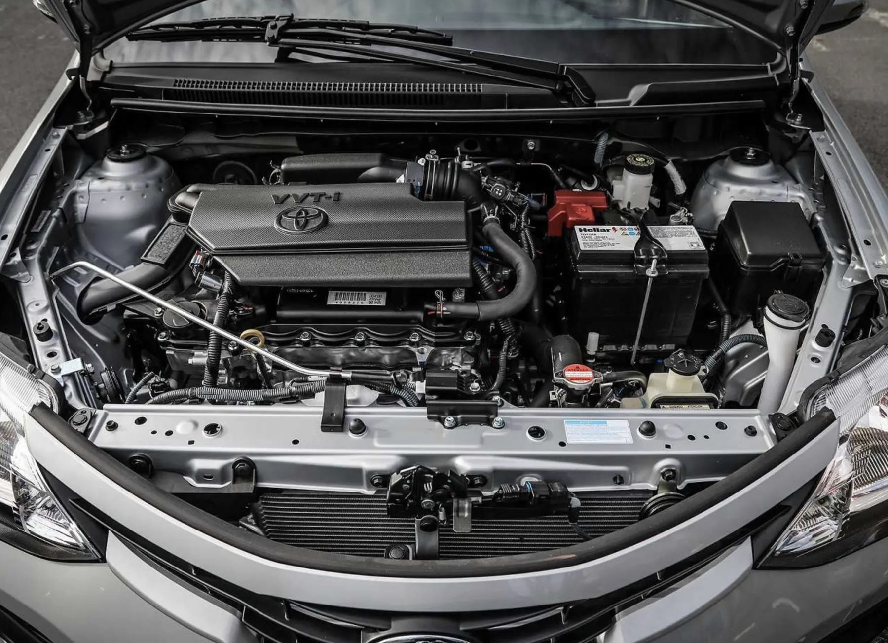 Os motores flex 1.3 e 1.5 têm quatro cilindros e 16 válvulas, com manutenção relativamente simples e peças disponíveis, características que ajudam quem depende do carro diariamente.