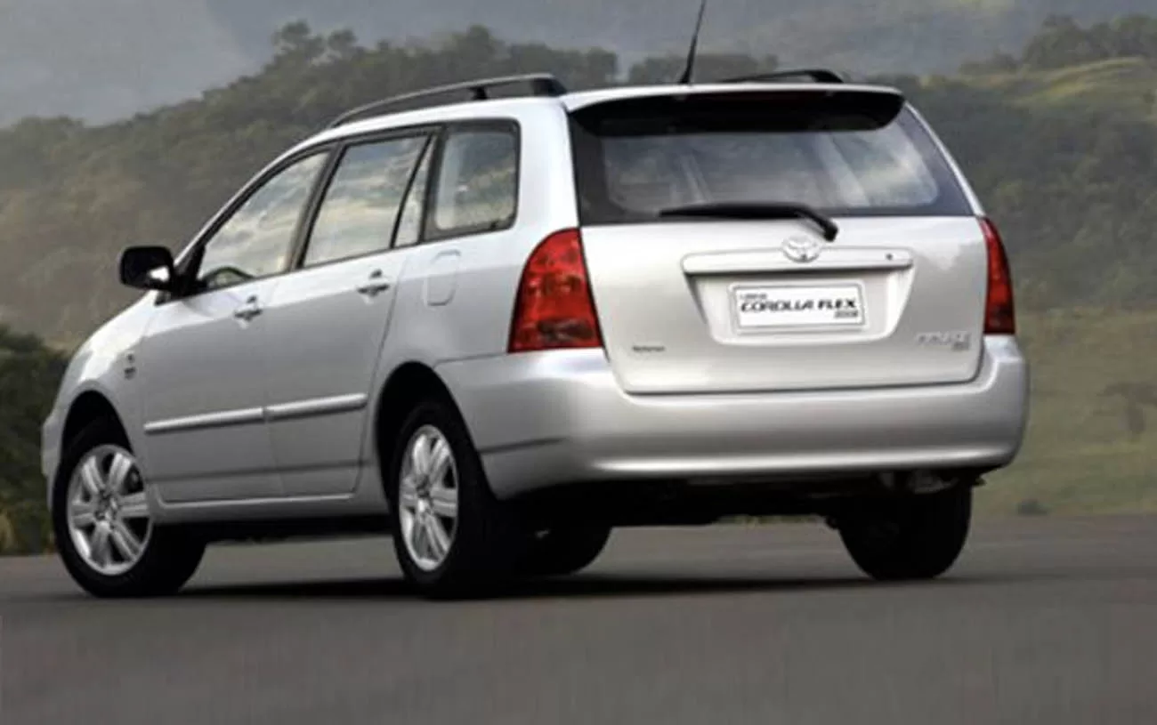 Desempenho: O Toyota Fielder XEi 1.8 2008 oferece uma aceleração de 0 a 100 km/h em 12,4 segundos e uma velocidade máxima de 189 km/h.