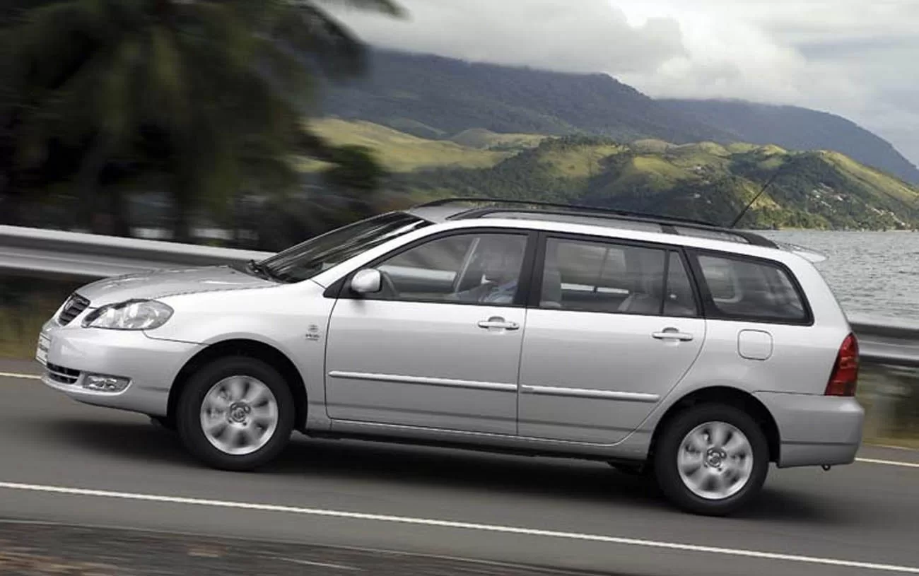 Medidas: Comprimento de 4455 mm, largura de 1705 mm, altura de 1530 mm e peso de 1185 kg, o Toyota Fielder XEi 1.8 2008 oferece proporções equilibradas e uma condução estável.