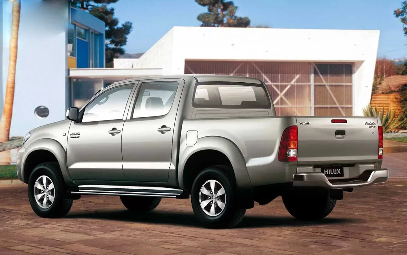 Desempenho: A Toyota Hilux 3.0 Turbo 4x4 CD oferece potência sólida, ideal para terrenos variados e carga pesada, graças ao seu motor diesel de 163cv.