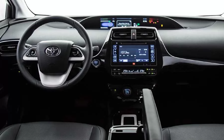 Como a quarta geração da linha Prius, esse veículo híbrido redefine as expectativas ao combinar um sistema de propulsão inovador com um design cuidadosamente planejado.