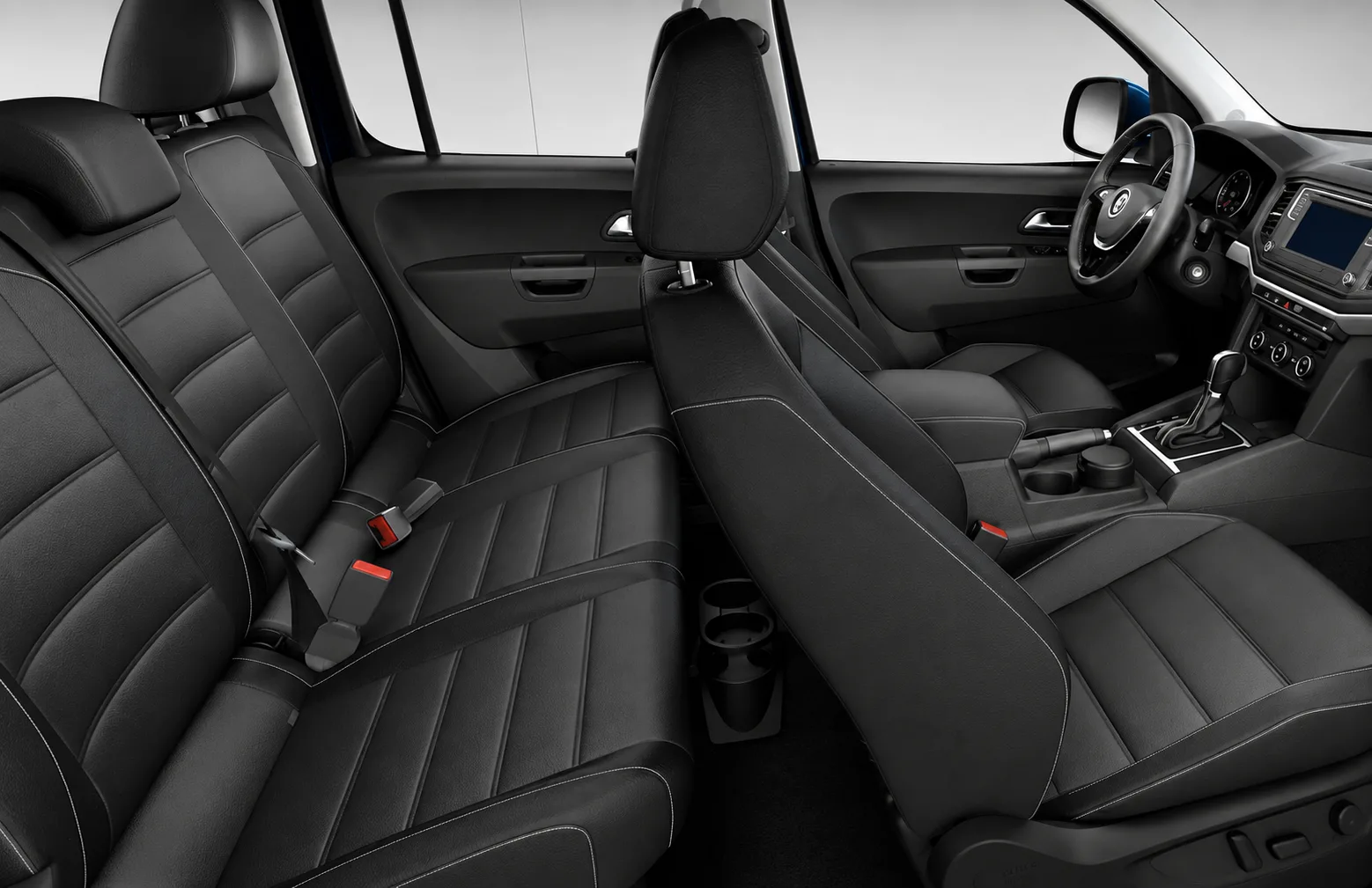 A cabine leva cinco pessoas com conforto, enquanto a caçamba de 1.280 litros e a carga útil de 1.105 kg resolvem trabalho, viagens e lazer.