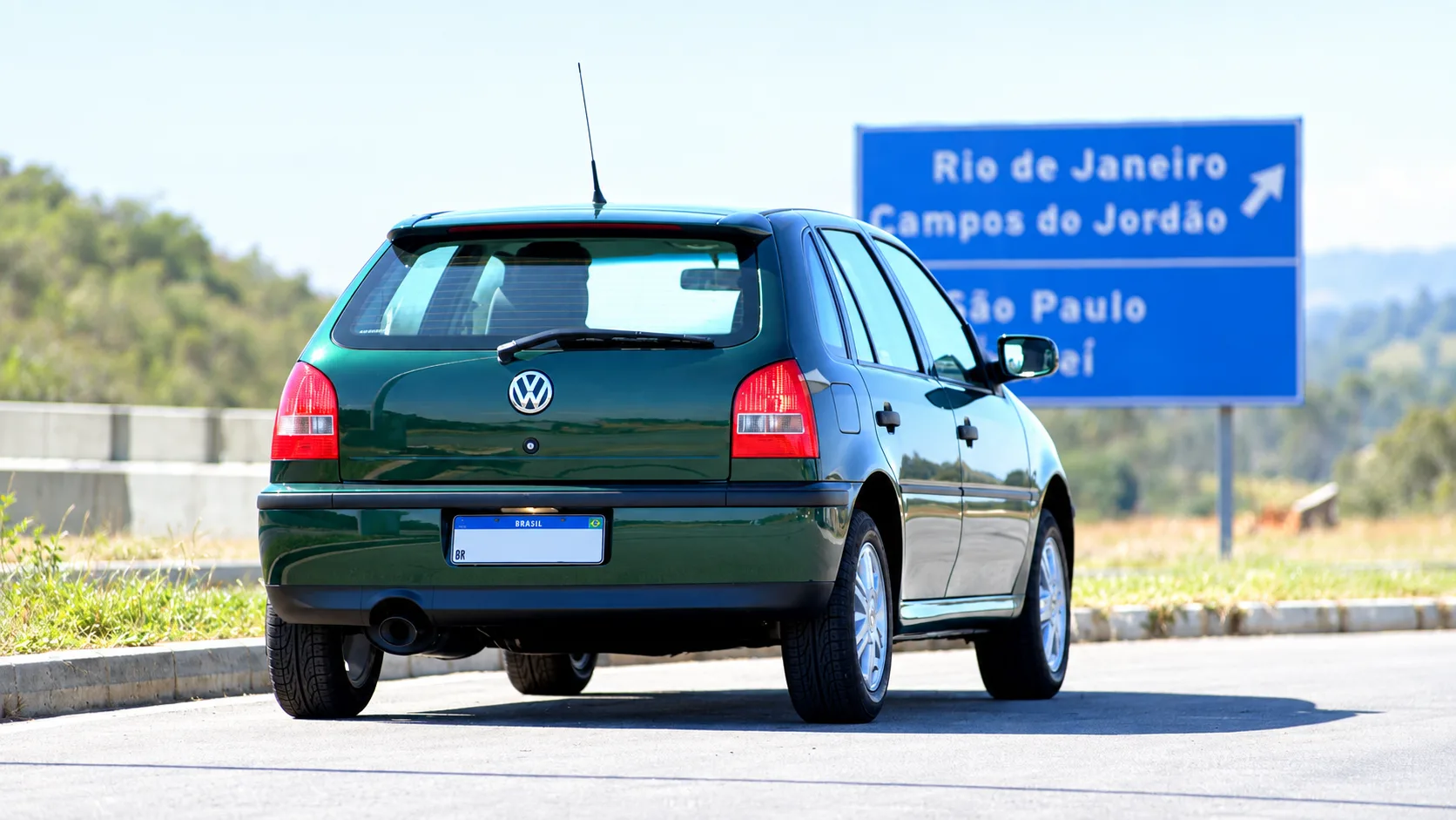O Gol 1.0 2001 serve bem para quem busca um usado simples, barato de manter e fácil de usar na cidade, embora já cobre concessões no conforto.