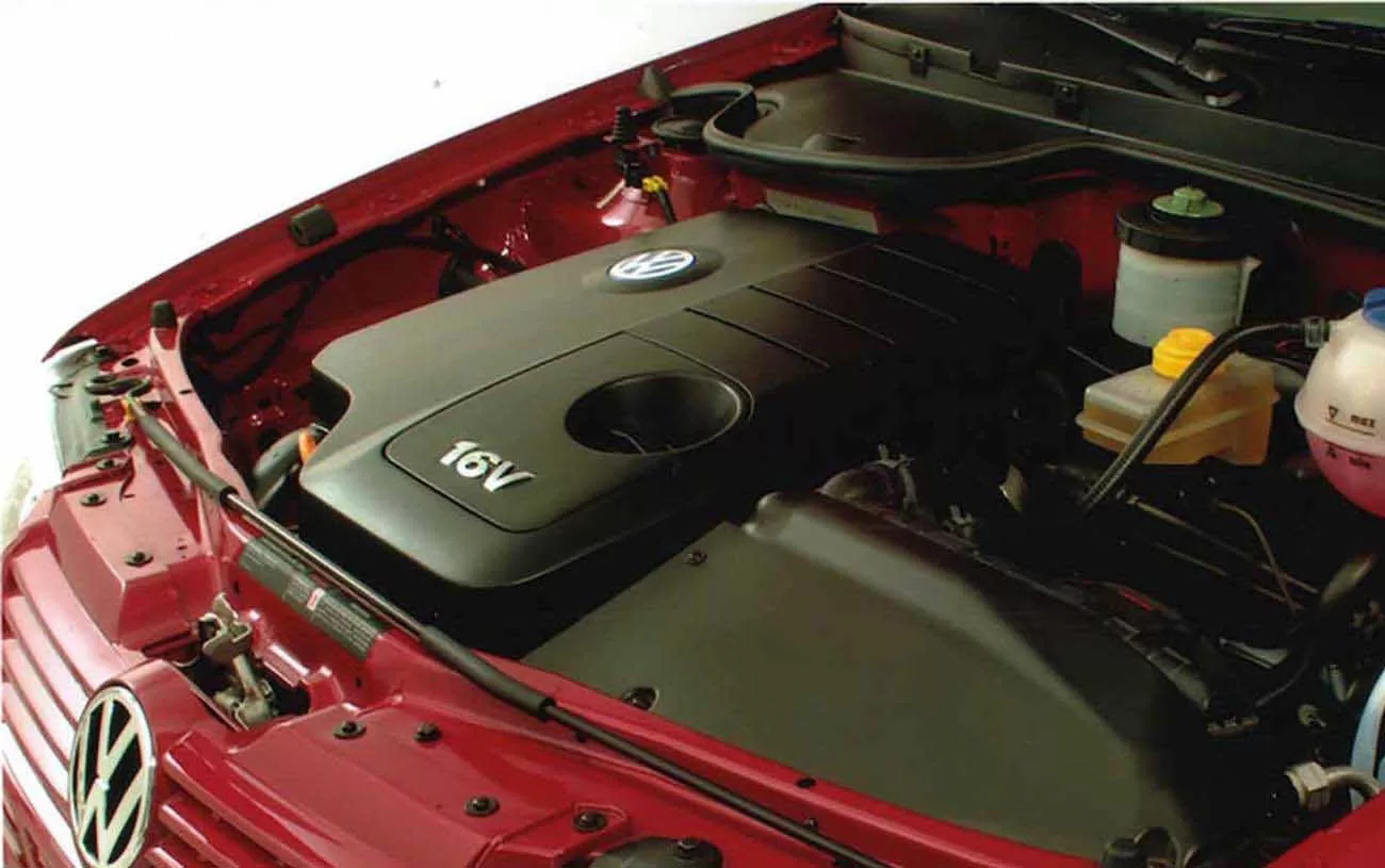 Motor: 4 cilindros, disposição longitudinal, código EA111. Aspiração natural, alimentação por injeção multiponto. Potência de 76 cv, torque máximo de 9,7 kgfm.