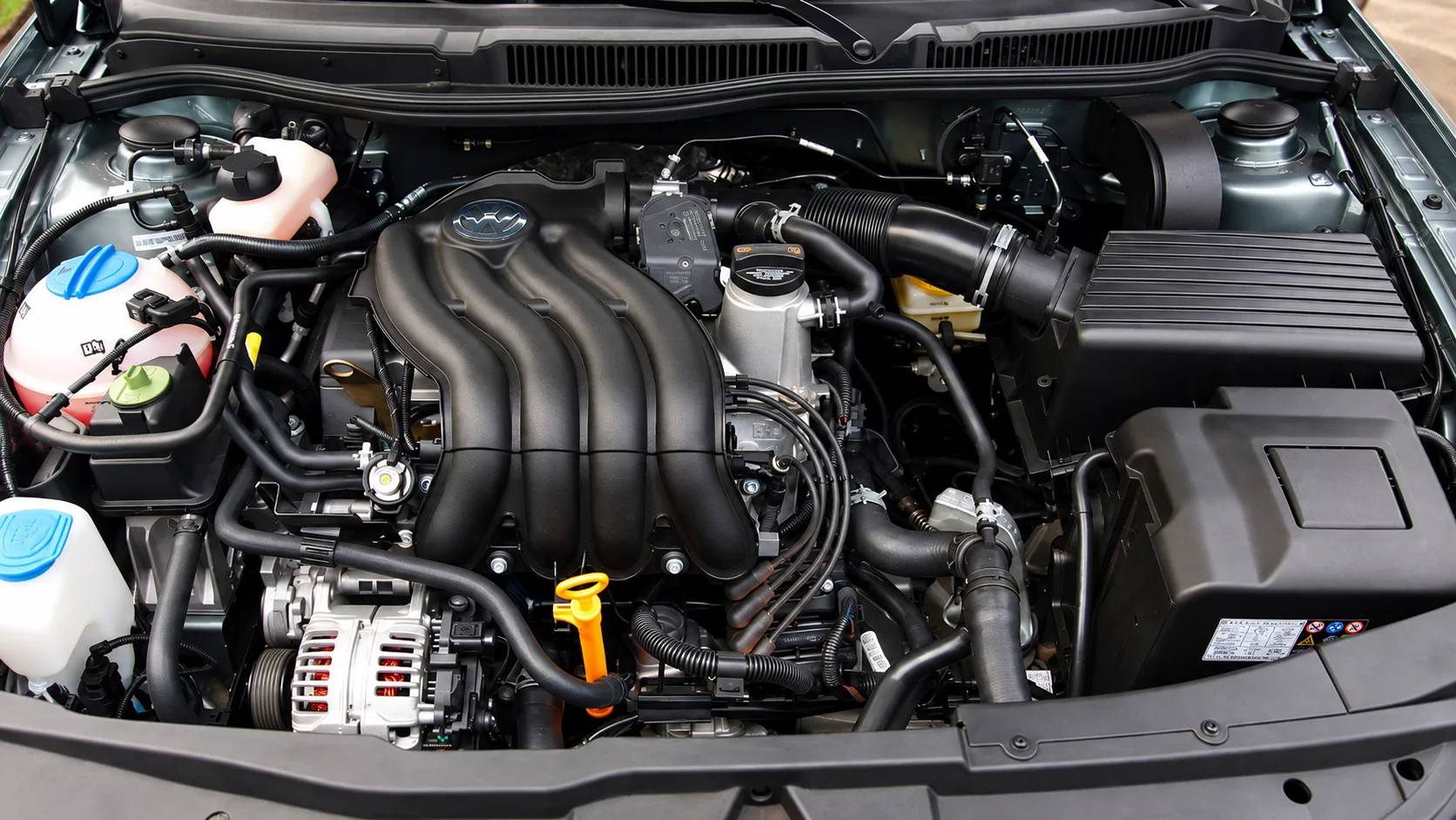 O motor 2.0 de até 120 cv responde cedo e encara cidade e estrada sem esforço, com fôlego suficiente para subidas e ultrapassagens.