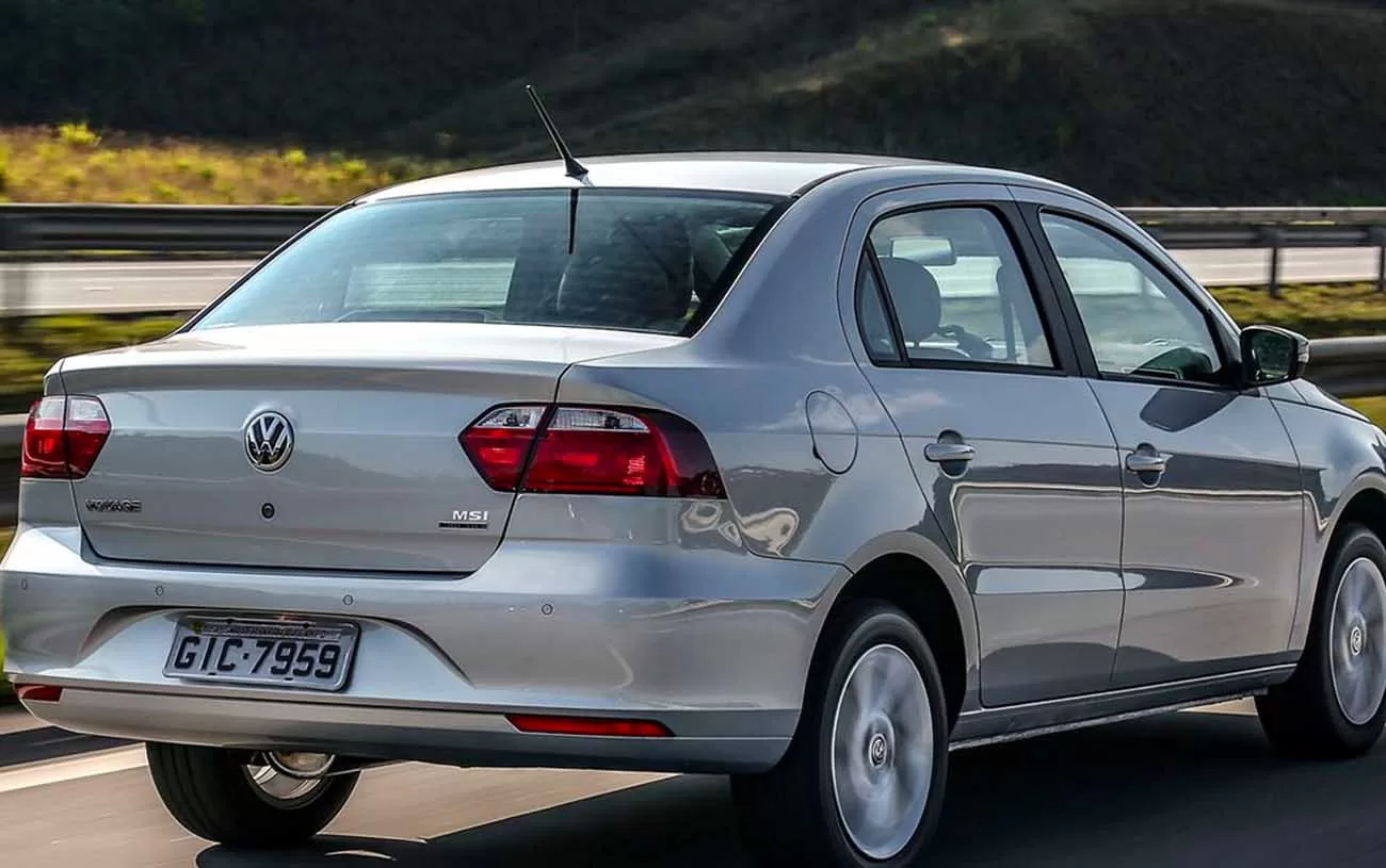 Combustível: Flexível, funciona tanto com álcool quanto gasolina, concedendo versatilidade ao motorista na escolha do combustível.