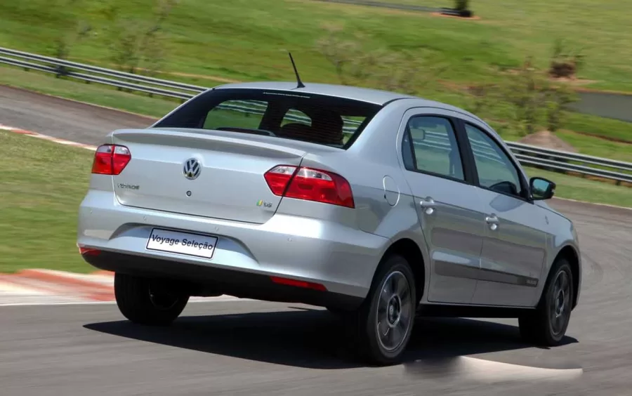 Desempenho, Motor e Transmissão: Este veículo apresenta um motor de 1.6 litros com potência máxima de 104 cv (álcool) e 101 cv (gasolina), proporcionando uma aceleração de 0 a 100 km/h em cerca de 10 segundos. Com um câmbio manual de 5 marchas, oferece uma experiência de direção satisfatória.