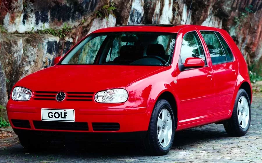 O Volkswagen Golf 1.6 2002 não apenas entrega um desempenho sólido, mas também brilha em eficiência de consumo e autonomia.