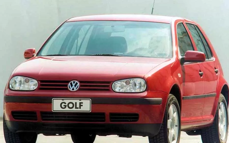 Em um cenário urbano, o Golf 1.6 2002 revela sua eficiência ao percorrer uma média de 9,5 km por litro.