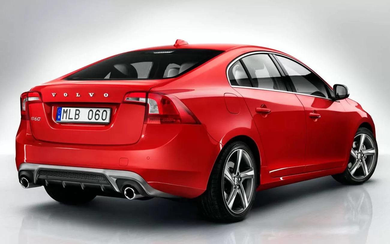 Desempenho: Potência e agilidade definem o Volvo S60 R-Design T6, atingindo 360 cv e acelerando de 0 a 100 km/h em 5,9 segundos.