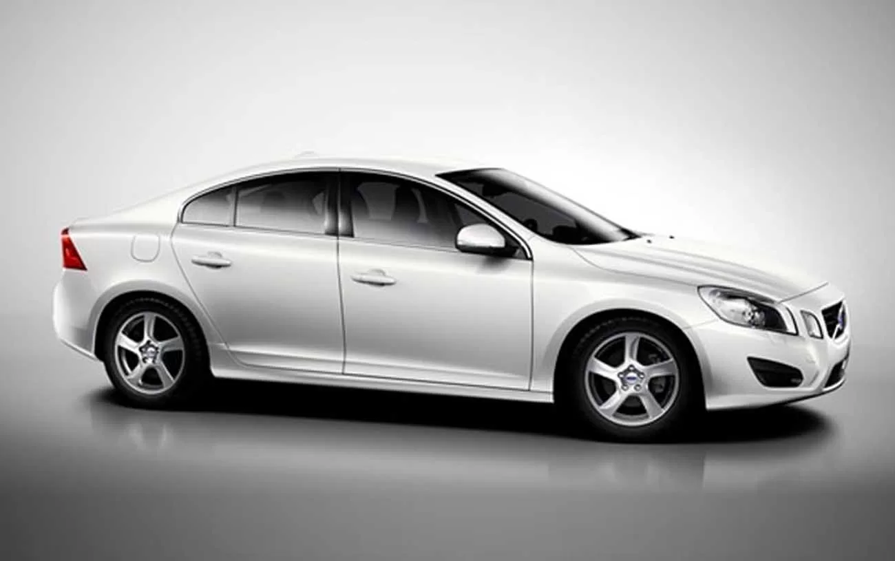 Desempenho: O Volvo S60 T5 2.0, com 240cv, atinge 0-100 km/h em 7,3s e velocidade máxima de 230 km/h. Uma experiência dinâmica aguarda você.