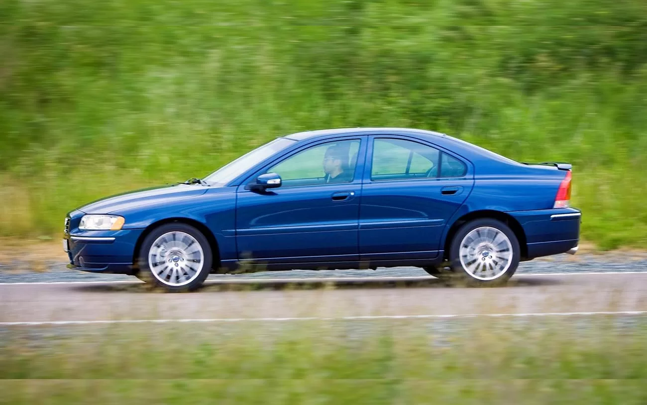 O Volvo S60 apresenta medidas equilibradas, com comprimento de 4603 mm, largura de 1813 mm, altura de 1428 mm, e peso de 1605 kg, garantindo estabilidade e conforto em todas as viagens.