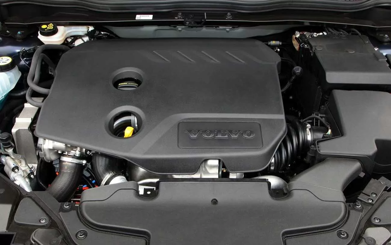 Motor: Com 4 cilindros em linha, turboalimentação, código B4204T11 e potência de 245 cv, o motor revela vigor e eficiência.