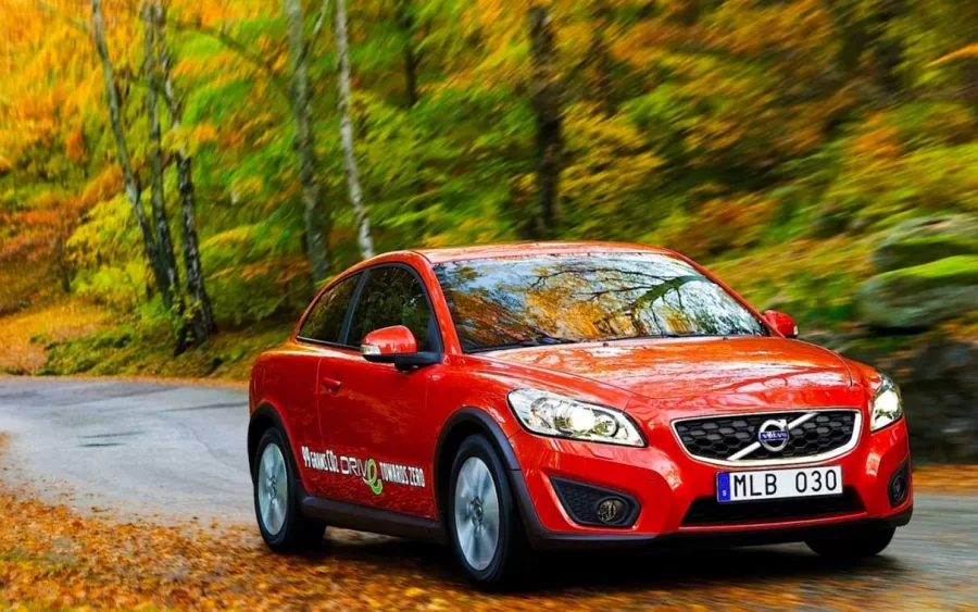 O Volvo C30 2.0 AT 2012 combina o estilo característico da marca com um desempenho sólido. Se você busca um hatchback elegante e ágil, este pode ser o veículo ideal.