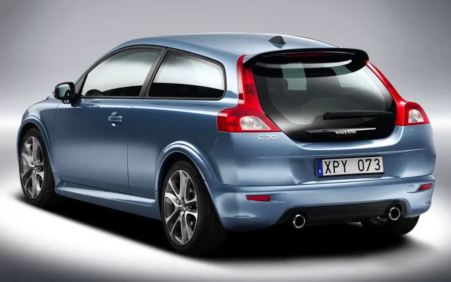 Elegância e Desempenho em um Hatch Volvo: O Volvo C30 R-Design T5 2.5 Turbo 2012 é uma combinação impressionante de estilo e potência, oferecendo um design compacto e esportivo.